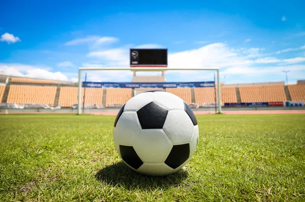 Una pelota de fútbol delante del gol — Foto de Stock