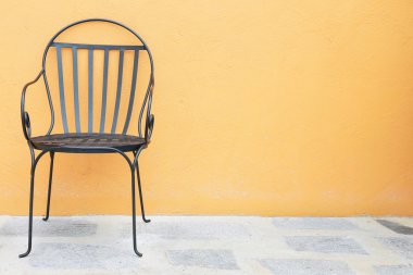 Dışarıda yerleştirilen sandalyeler