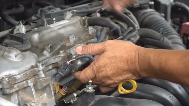 Mechanic Changing Repair Engine Injectors Cars — Stock Video