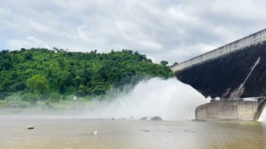 Khun Dan Prakan Chon Barajı yağmur mevsiminde su salan büyük bir beton barajdır. Adresi Nakhon Nayok, Tayland
