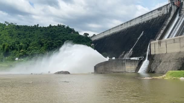 Khun Dan Prakan Chon Dam Uma Grande Barragem Concreto Que — Vídeo de Stock