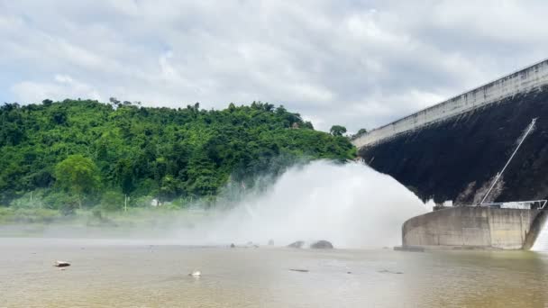 Khun Dan Prakan Chon Dam Uma Grande Barragem Concreto Que — Vídeo de Stock