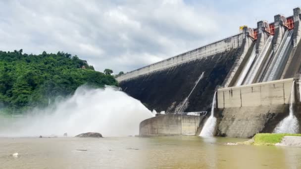 Khun Dan Prakan Chon Dam Uma Grande Barragem Concreto Que — Vídeo de Stock