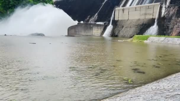 프라칸 Khun Dan Prakan Chon Dam 우기에 배출하는 콘크리트 댐이다 — 비디오