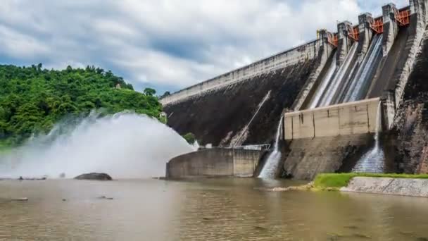 Timelapse Khun Dan Prakan Chon Dam 우기에 배출하는 콘크리트 댐이다 — 비디오