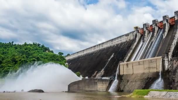 Timelapse Khun Dan Prakan Chon Dam 우기에 배출하는 콘크리트 댐이다 — 비디오