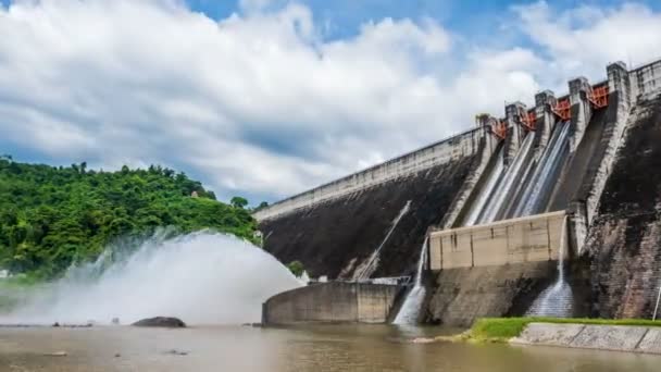 Timelapse Khun Dan Prakan Chon Dam Uma Grande Barragem Concreto — Vídeo de Stock