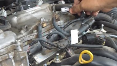 Arabalar için motor enjektörlerini değiştiren ve tamir eden tamirci