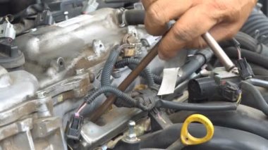 Arabalar için motor enjektörlerini değiştiren ve tamir eden tamirci