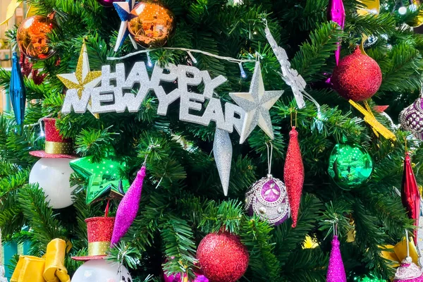 Kerstboom Versierd Met Veelkleurige Ballen Sneeuwpoppen Met Vrolijke Nieuwjaarstekens Lichtjes — Stockfoto