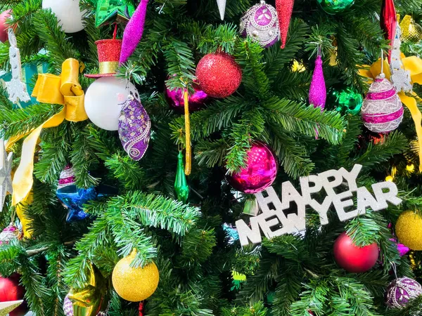 Kerstboom Versierd Met Veelkleurige Ballen Sneeuwpoppen Met Vrolijke Nieuwjaarstekens Lichtjes — Stockfoto