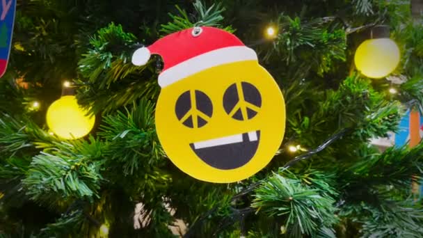 Ozdobte Vánoční Stromek Rekvizitami Míčky Sněhuláky Stuhami Blikajícími Osvětlenými Dárkovými — Stock video