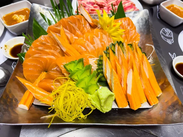 Somon Balığı Yengeç Çubukları Yemek Masasında Sebze Wasabi Ile Birlikte — Stok fotoğraf