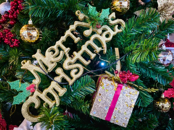 Juletre Dekorert Med Flerfargede Baller Snømenn Med Gledelige Nyttårsskilt Lys – stockfoto
