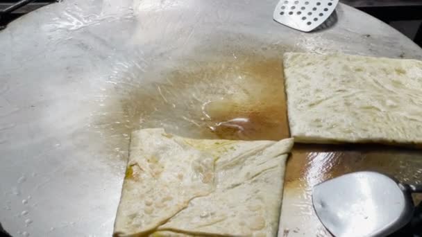 在泰国街头的热盘上 用面粉和鸡蛋做松饼 — 图库视频影像