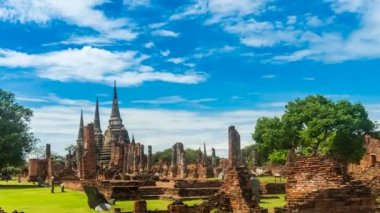 Ayutthaya Tarihi Parkı 'ndaki Zaman Hızı Wat Phra Si Santhe, Tayland' da su ve bulutların yansımaları olan eski bir sitedir.