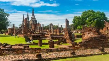 Ayutthaya Tarihi Parkı 'ndaki Zaman Hızı Wat Phra Si Santhe, Tayland' da su ve bulutların yansımaları olan eski bir sitedir.