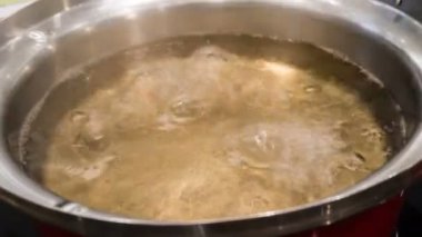 Tayland restoranında sebzeli ve etli Sukiyaki yemeği.