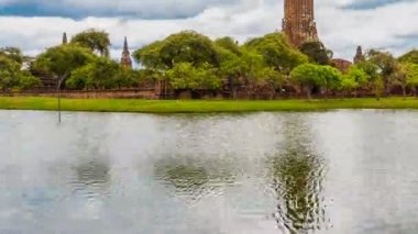Ayutthaya Tarihi Parkı 'ndaki Time Lapse Wat Rama, Tayland' da su ve bulutların yansımasıyla eski bir sitedir.