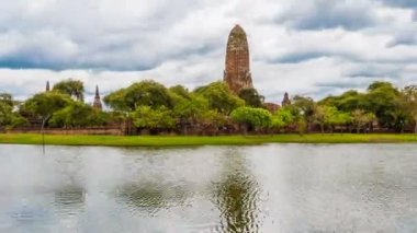 Ayutthaya Tarihi Parkı 'ndaki Time Lapse Wat Rama, Tayland' da su ve bulutların yansımasıyla eski bir sitedir.