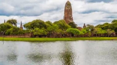 Ayutthaya Tarihi Parkı 'ndaki Time Lapse Wat Rama, Tayland' da su ve bulutların yansımasıyla eski bir sitedir.