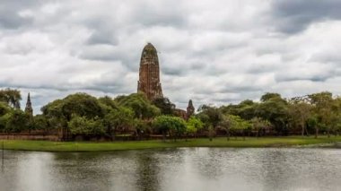 Ayutthaya Tarihi Parkı 'ndaki Time Lapse Wat Rama, Tayland' da su ve bulutların yansımasıyla eski bir sitedir.