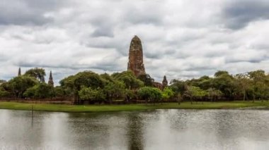 Ayutthaya Tarihi Parkı 'ndaki Time Lapse Wat Rama, Tayland' da su ve bulutların yansımasıyla eski bir sitedir.