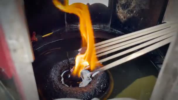 Użyj Ręki Rozpalania Kadzidła Ogniem Bliska — Wideo stockowe