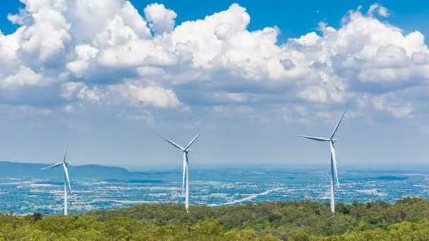 Tempo Rotação Turbinas Eólicas Montanha Sob Nuvem Fundo Céu Azul — Vídeo de Stock