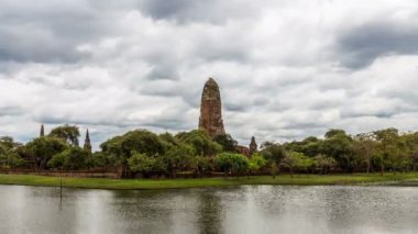 Ayutthaya Tarihi Parkı 'ndaki Zaman Hızı Wat Phra Ram, Tayland' da su ve bulutların yansımaları ile eski bir sitedir.