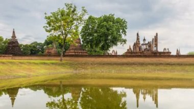Sukhothai Tarihi Parkının zaman aşımı Tayland tarihiyle dolu büyük bir arkeolojik alan.