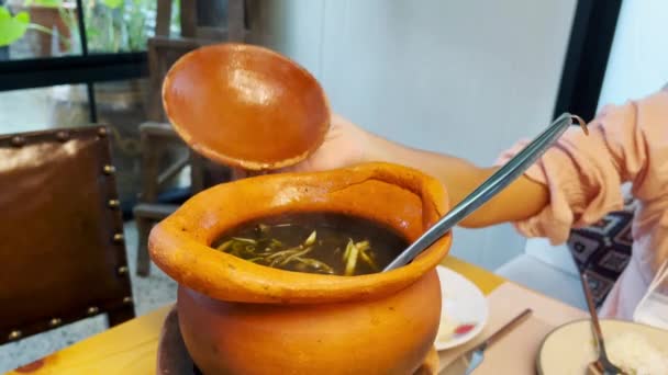 Donne Aprono Tradizionali Pentole Argilla Con Mani Raccolgono Curry Selvatico — Video Stock