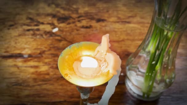 Kerzenflammen Auf Einem Vintage Ständer Mit Einer Klarglasvase Auf Dem — Stockvideo