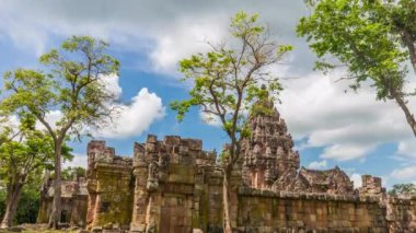 Yağmur mevsiminde Phanom Rung Tarihi Parkı 'nın zaman aşımına uğraması Khmer döneminde önemli bir tarihi mekandır. Buriram, Tayland 'da