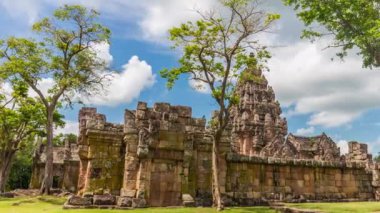 Yağmur mevsiminde Phanom Rung Tarihi Parkı 'nın zaman aşımına uğraması Khmer döneminde önemli bir tarihi mekandır. Buriram, Tayland 'da