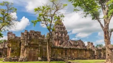 Yağmur mevsiminde Phanom Rung Tarihi Parkı 'nın zaman aşımına uğraması Khmer döneminde önemli bir tarihi mekandır. Buriram, Tayland 'da