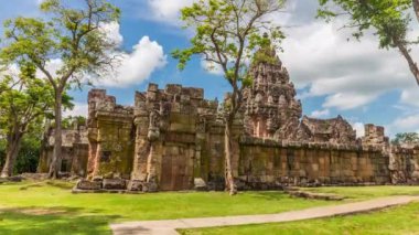 Yağmur mevsiminde Phanom Rung Tarihi Parkı 'nın zaman aşımına uğraması Khmer döneminde önemli bir tarihi mekandır. Buriram, Tayland 'da
