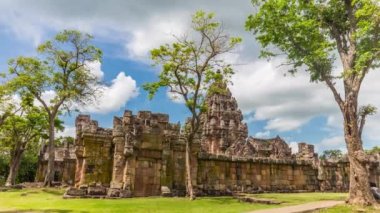 Yağmur mevsiminde Phanom Rung Tarihi Parkı 'nın zaman aşımına uğraması Khmer döneminde önemli bir tarihi mekandır. Buriram, Tayland 'da