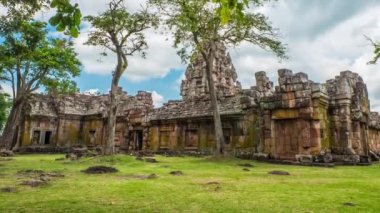 Yağmur mevsiminde Phanom Rung Tarihi Parkı 'nın zaman aşımına uğraması Khmer döneminde önemli bir tarihi mekandır. Buriram, Tayland 'da