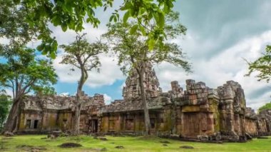 Yağmur mevsiminde Phanom Rung Tarihi Parkı 'nın zaman aşımına uğraması Khmer döneminde önemli bir tarihi mekandır. Buriram, Tayland 'da