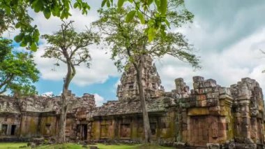 Yağmur mevsiminde Phanom Rung Tarihi Parkı 'nın zaman aşımına uğraması Khmer döneminde önemli bir tarihi mekandır. Buriram, Tayland 'da