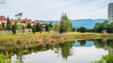 İtalyan tarzı binanın zaman aşımı bir dağda, altında bir nehir var. Tıpkı bir peri masalı gibi..