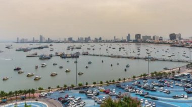 Güney Pattaya sahilinde zaman kaybı, yukarıdan manzara, şehre ve akşam rıhtımına bakan. Popüler bir yer ve turistik bir yerdir..