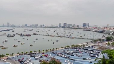 Güney Pattaya plajı, yukarıdan manzara, şehre ve akşam iskelesine bakıyor. Popüler bir yer ve turistik bir yerdir..