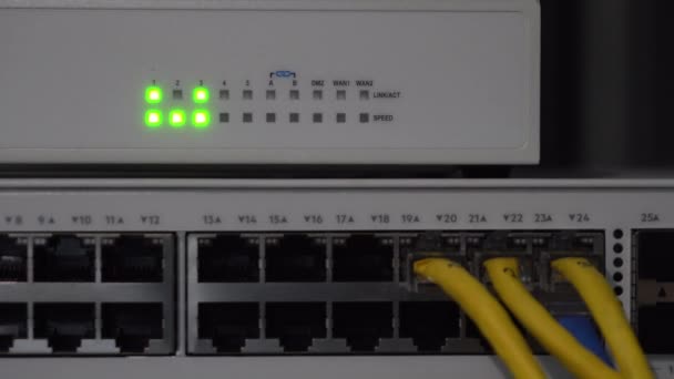 Κοντινό Πλάνο Διακοπτών Δικτύου Φώτα Κατάστασης Σύνδεσης Επικοινωνία Υψηλής Ταχύτητας — Αρχείο Βίντεο
