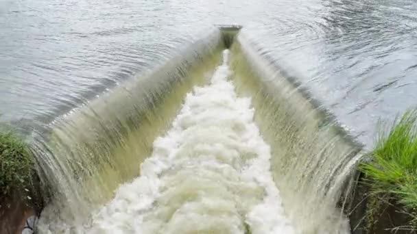 Het Water Stroomde Uit Dam Onderweg Water Voeren — Stockvideo