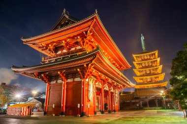 Asakusa Senso-ji Tokyo 'daki en eski Budist tapınağıdır. Önemli bir sembol olarak kabul edilen popüler bir turizm merkezidir..