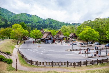Shirakawa-go, Japonya - 9 Mayıs 2015: Japonya 'nın Gifu ve Toyama illerindeki Shirakawa-go Köyü' nde hediyelik eşya dükkanı ve restoran