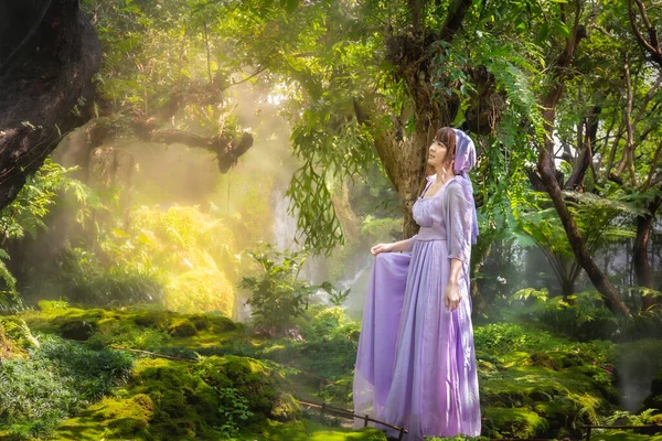 Fille Robe Princesse Marche Dans Une Forêt Profonde Mystérieuse Avec — Photo