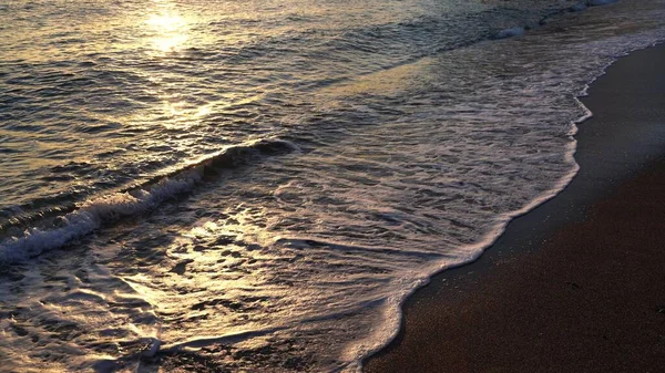 Прекрасный морской закат. Пылающее небо и сверкающие золотые волны. 4K видео — стоковое фото